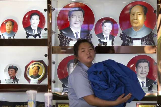 北京一个礼品摊上，习近平和毛泽东的纪念盘并列（2014年6月4日）