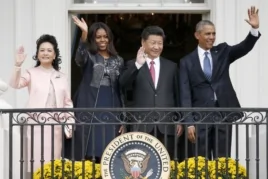 美國總統歐巴馬和夫人，中國主席習近平和夫人在白宮陽台上揮手致意（2015年9月25日）