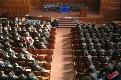 导演!你订的充气娃娃到了,请签收一下!