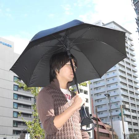 日本人发明可当椅子的雨伞 走到哪坐到哪