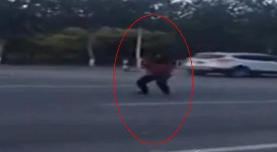 山东一女子碰瓷如跳骑马舞 网民笑翻写打油诗