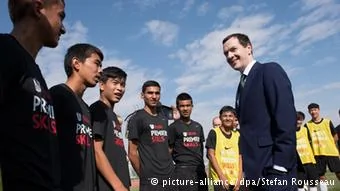 George Osborne China Besuch Urumqi Schule Schüler