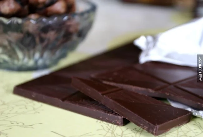 14.吃黑巧克力可以保護你的皮膚免於陽光的傷害。