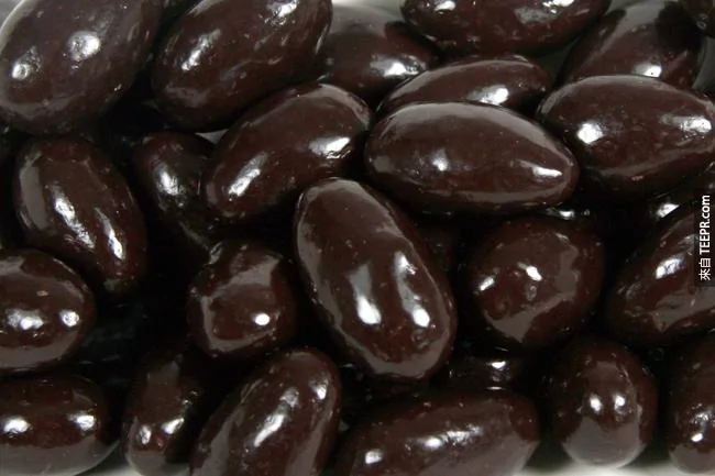 18.吃黑巧克力可以幫助你減少吃不健康食物的渴望。