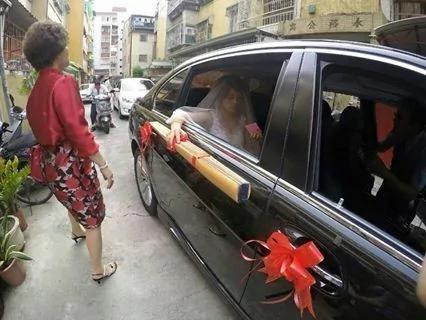 迎娶丢红扇=丢掉坏脾气但...这新娘扇子尺寸太爆笑!