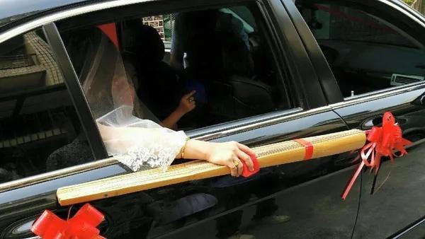 迎娶丢红扇=丢掉坏脾气但...这新娘扇子尺寸太爆笑!