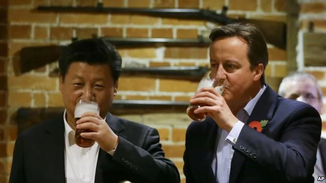 中共国家主席习近平(左)与英国首相卡梅伦