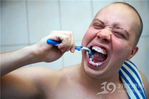 青年男刷牙牙刷_10657720_xxl