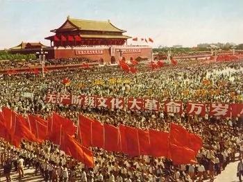 毛泽东检阅红卫兵 年轻生命魂断天安门