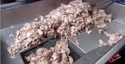 原来热狗的制作过程是...看完你还敢吃热狗吗?