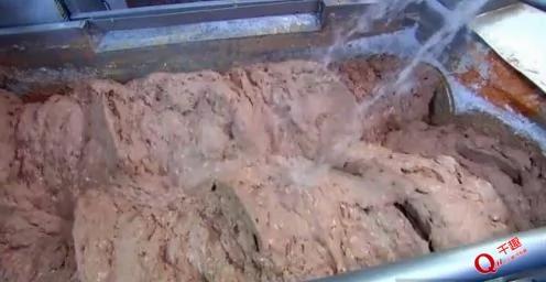 原来热狗的制作过程是...看完你还敢吃热狗吗?