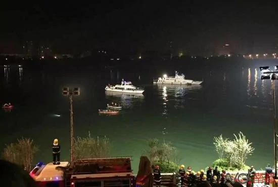 事发的柳江河河段，昨晚消防人员等正在寻找救援。受访者供图