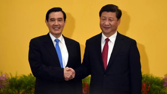 中共国家主席习近平与台湾总统马英九在会场会面，微笑握手，气氛友好，马英九更是笑容灿烂。