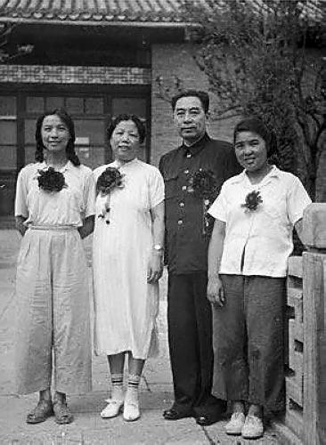 中共三巨头死缠同一美女 邓颖超服毒自杀