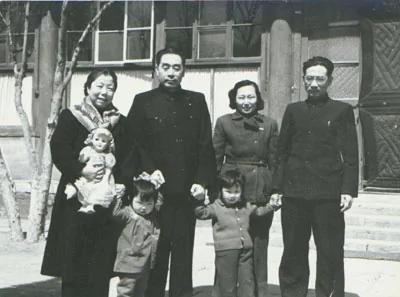 中共三巨头死缠同一美女 邓颖超服毒自杀