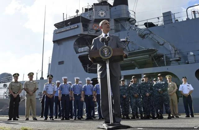 美國總統歐巴馬11月17日在馬尼拉參觀了美造菲律賓旗艦「德爾畢拉爾」號巡邏艦後向記者發表談話。