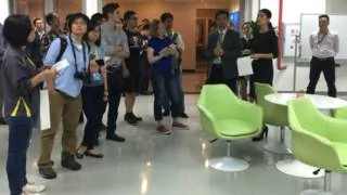 广东工业大学王勇向记者团介绍华南设计创新院相关情况