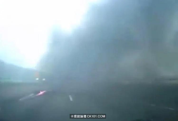 台湾高速路惊现「时光机」上国际新闻 网友们都疯狂循环播放!