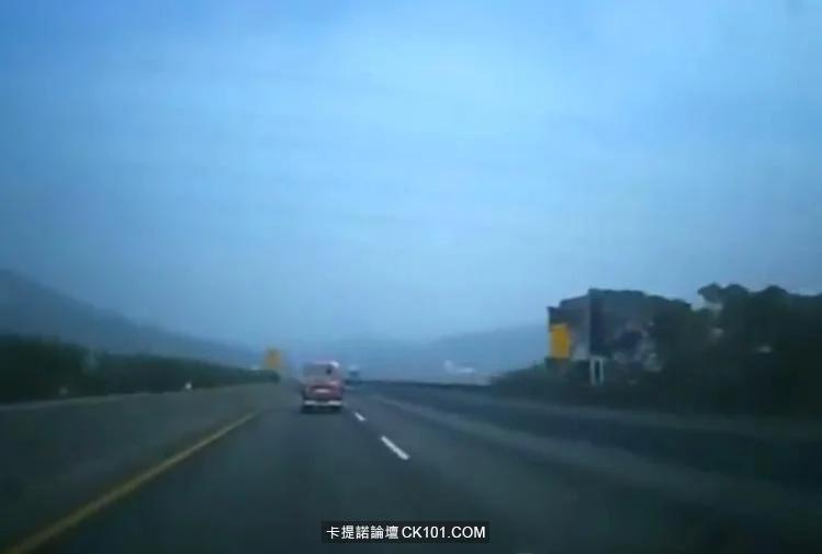 台湾高速路惊现「时光机」上国际新闻 网友们都疯狂循环播放!