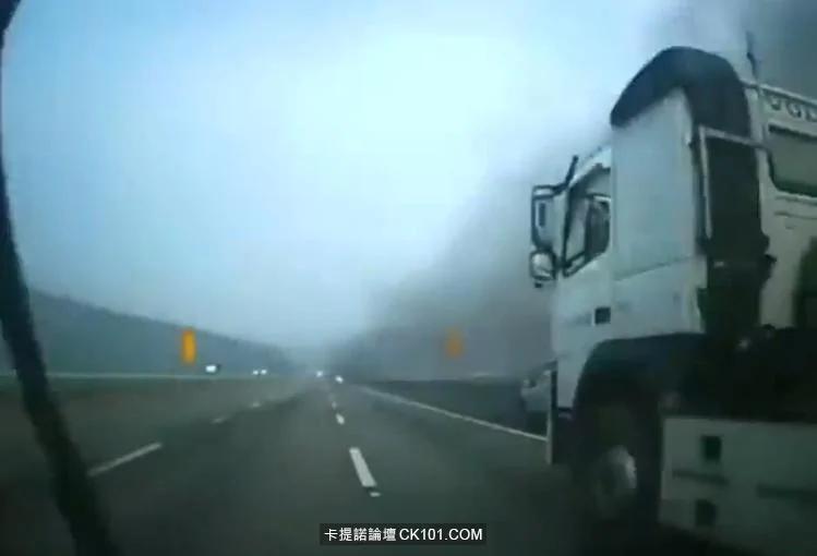 台湾高速路惊现「时光机」上国际新闻 网友们都疯狂循环播放!