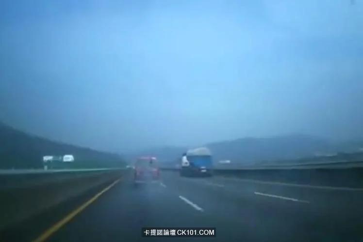 台湾高速路惊现「时光机」上国际新闻 网友们都疯狂循环播放!