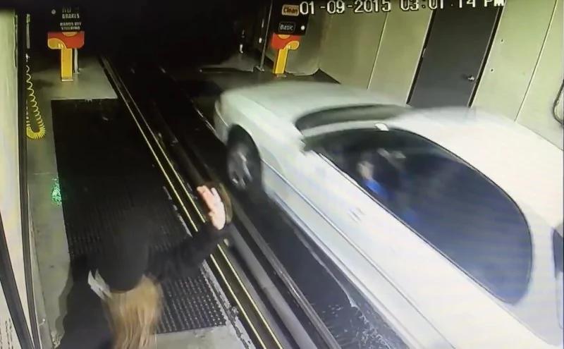 快速洗车行来了一位性急客人,车速太快了,洗车小妹魂儿都被吓飞