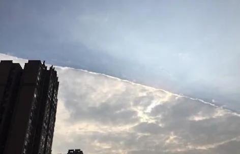 成都现奇景 蓝天被一分为二