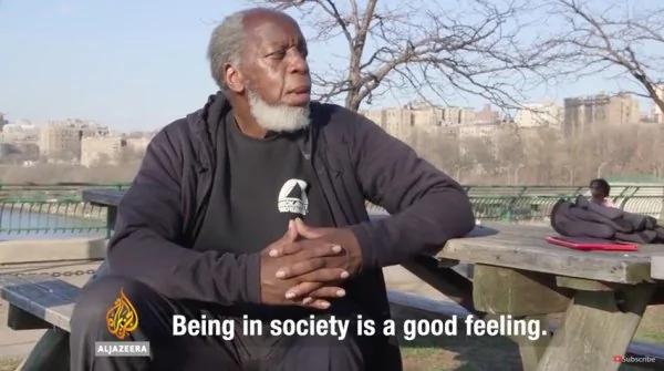 〝穿越〞到44年后的〝未来〞他面对的世界早已光怪陆离,翻天覆地⋯⋯