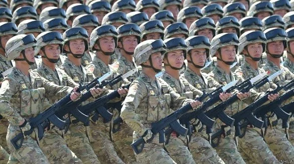 中国宣布了60年来最大型的军事改革措施，调整实施多年的军委总部体制和重新调整划设战区。
