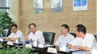 原江苏省委副书记石泰峰（左二）成为代理省长人选。