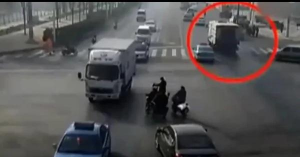 河北街头监控拍到离奇画面,开着的3辆车突然腾空而起