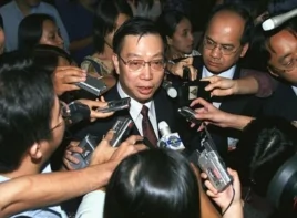中國衛生部副部長黃潔夫在「東協加三」衛生部長會議後接受記者採訪(2003年4月26日)