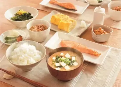 日本人吃飯為什麼用那麼多碗？