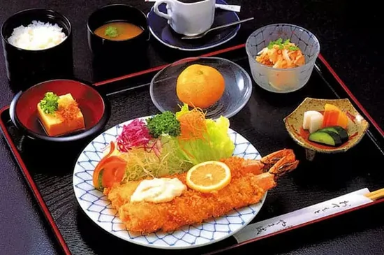 日本人吃飯為什麼用那麼多碗？