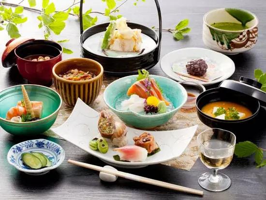 日本人吃饭为什么用那么多碗?
