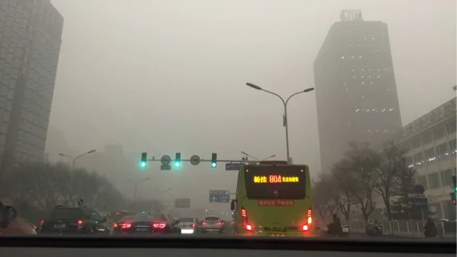 周二上午北京籠罩在一片灰濛的霧霾當中，能見度僅數百米。