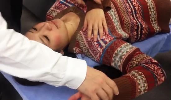 只需10秒钟马上解除肩颈酸痛!日本人神奇妙方值得一试