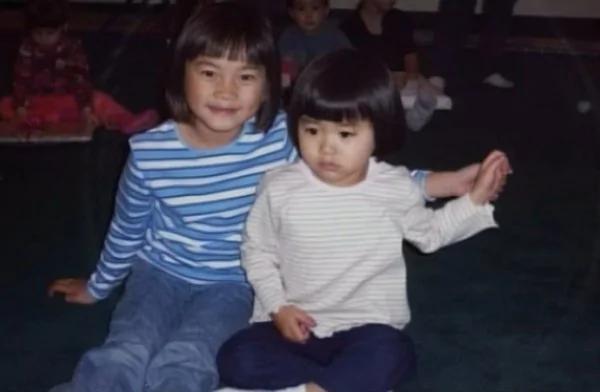 她中年没结婚,相隔3年领养了2名中国弃婴,神奇的是,这对弃婴竟然是亲姐妹