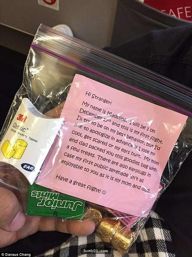 上飞机时空姐突然递来一张纸条 一看她却感动到说不出话了…
