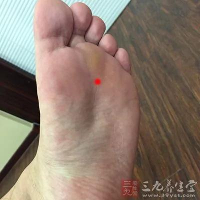 身体这里凸起是毒素过多
