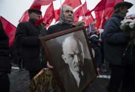 抱着列宁像的俄罗斯共产党人及其支持者向莫斯科红场上的列宁墓献花（2014年11月6日）