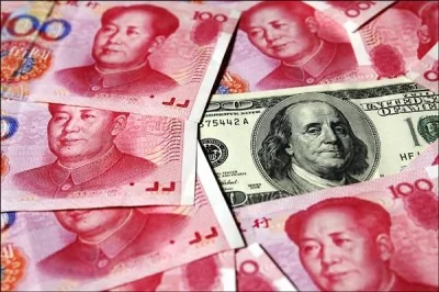 联准会即将升息，带动美元走高，市场臆测中国人行可能在美国联准会升息之前，开始引导人民币贬值。（路透）