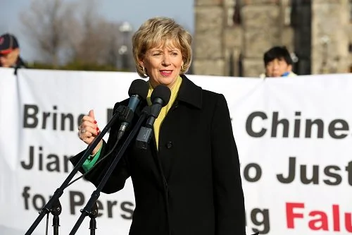 加拿大自由党国会议员朱迪•斯格若（Judy Sgro）在法轮功学员于国会山举行的大型集会上发言
