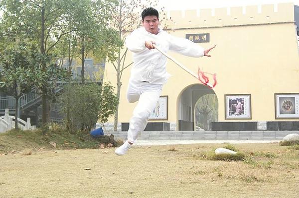 岳飞第32代孙在武汉读资工系 每日天亮前到操场练武