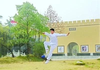 岳飞第32代孙在武汉读资工系 每日天亮前到操场练武