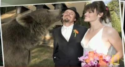 他在死去的熊妈妈身边救下这两只小熊 以伴郎的身份参加了婚礼