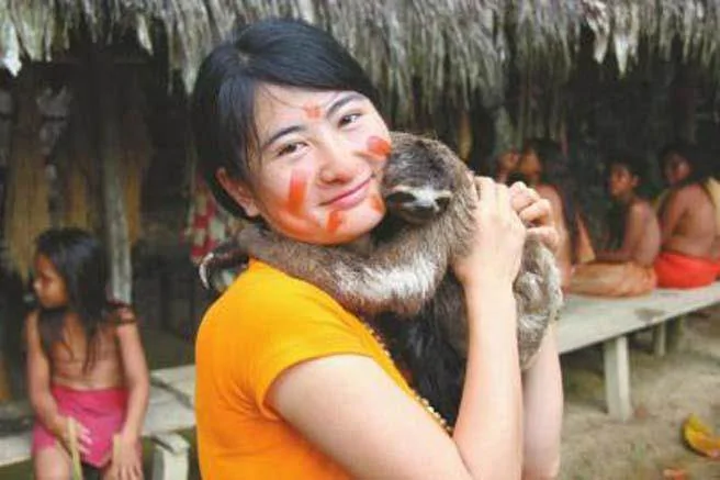 鄧深很喜歡小動物，她在旅程中和樹懶合影。(翻攝自《華西都市報》)　