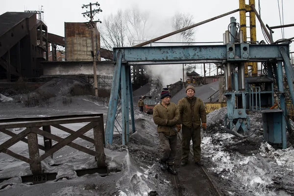 兴山煤矿的两名工人。该矿隶属于黑龙江省鹤岗龙煤集团。9月，作为东北最大的煤炭公司，龙煤宣布计划裁员10万人。
