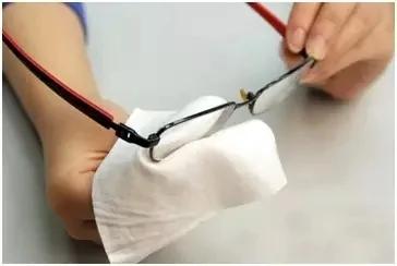戴了这么多年眼镜,第一个你就做错了!