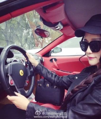 大陆女子微博狂晒豪车炫富 网友:又一个郭美美